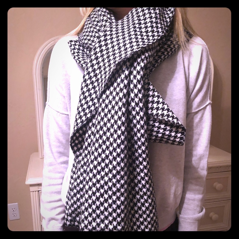 Houndstooth Women’s Multi-Way Cape!